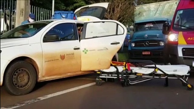 Mulher é socorrida pelo Siate após se envolver em colisão de trânsito na Av. Barão do Rio Branco