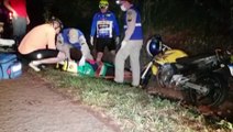 Jovem tem grave laceração em joelho ao sofrer queda de moto na PR-486