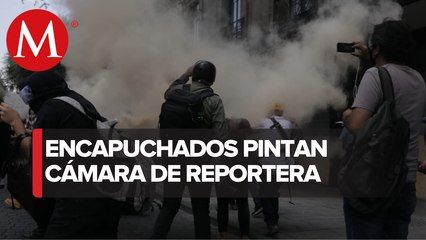 Download Video: Encapuchados agreden a reportera de Milenio en marcha de CdMx