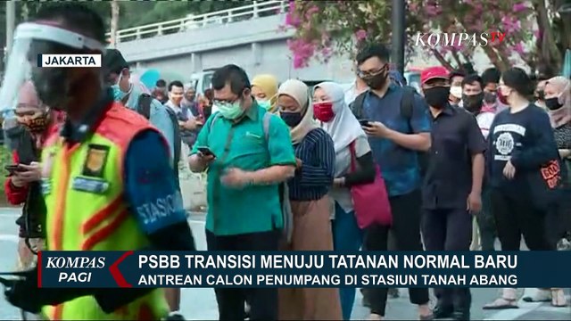 Antrean Panjang di Stasiun Tanah Abang pada Hari Pertama PSBB Transisi