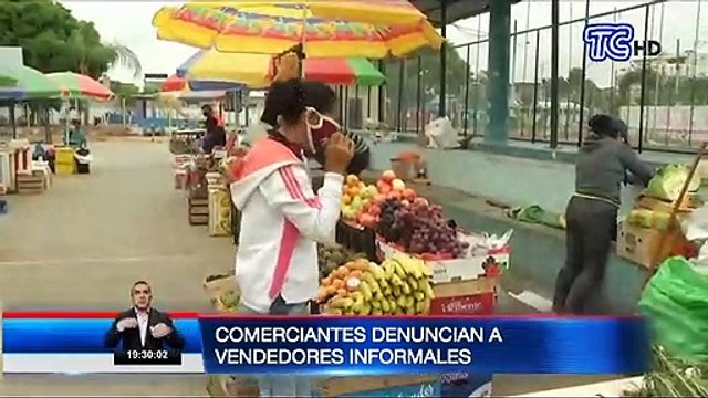 Comerciantes denuncian a vendedores informales ubicados en exteriores de un mercado en Durán.