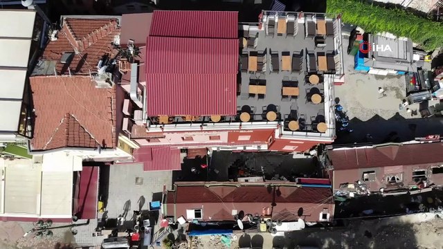 Kumpircilerin bulunduğu sokakta çöken yol görüntülendi