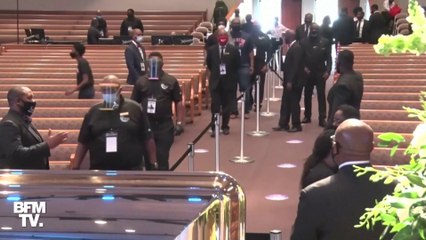 À Houston, des milliers de personnes se recueillent devant le cercueil de George Floyd