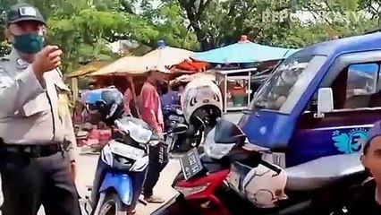 Petugas kepolisian melakukan pendisiplinan protokol kesehatan kepada masyarakat di Pasar Kranggot, Kota Cilegon.