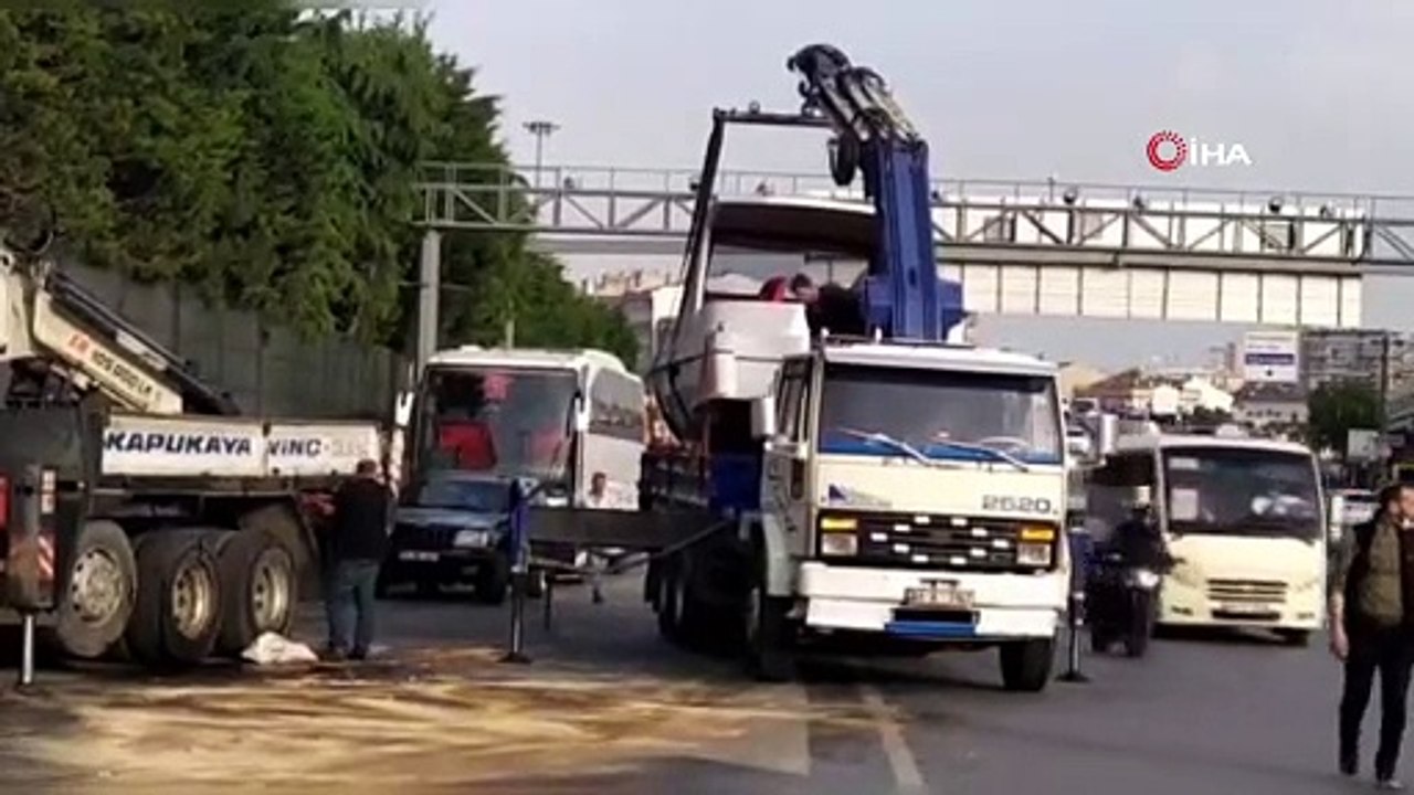 İstanbul’da ilginç görüntü; Tekne viyadüğe takıldı