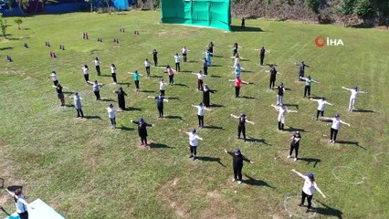 İzmitli kadınlar sosyal mesafe çemberleri içinde spor yaptı