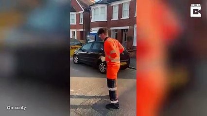 Çocukların Çizdiği Parkurda Eğlenen İşçi