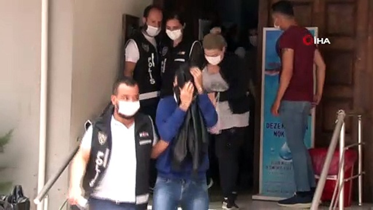 Sahte kimlikle kredi kartı çıkartan şüpheliler adliyede