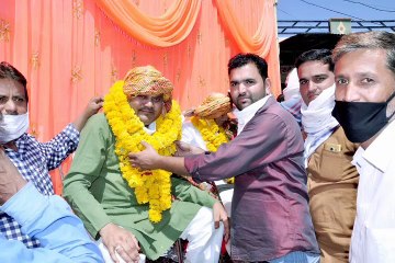 मक्सी में नप अध्यक्ष से प्रेरणा लेकर समाजसेवी दुकानदारों का किराया माफ किया