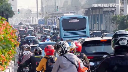 Sejumlah calon penumpang mengantre menunggu bus transjakarta di Halte Harmoni, Jakarta.
