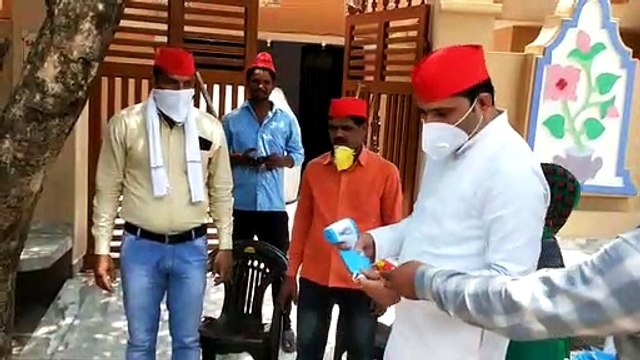 समाजवादी पार्टी के कार्यकर्ताओं द्वारा कस्बे में साबुन और मास्क वितरत किये