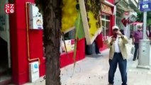 Oğul veren arılar cadde ortasındaki ağaca konunca paniğe neden oldu