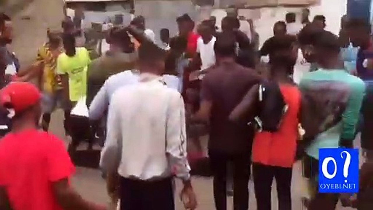 La population réclame la réouverture du grand marché de Kinshasa.  1 mort... Selon S Kasongo, les travaux de réhabilitation de ce marché, ont été suspendu sur ordre du ministre de l'intérieur.