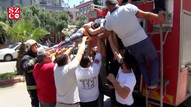 Hamile kadın cam silerken dükkanın tentesine düştü, hem kendi hem de yakınları ağladı