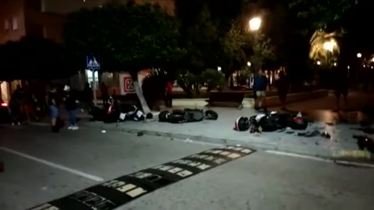 Un conductor novel provoca un aparatoso accidente destrozando una fila de motos aparcadas