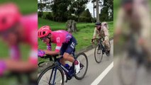 Un campesino se pega a la bici de Rigoberto Urán... ¡a más de 45 km/h!