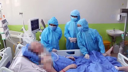 Phi công Anh vẫy tay chào các bác sĩ