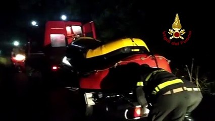 Download Video: Terni - Bomba d'acqua in trappola tre persone in auto salvati dai vigili del fuoco (09.06.20)