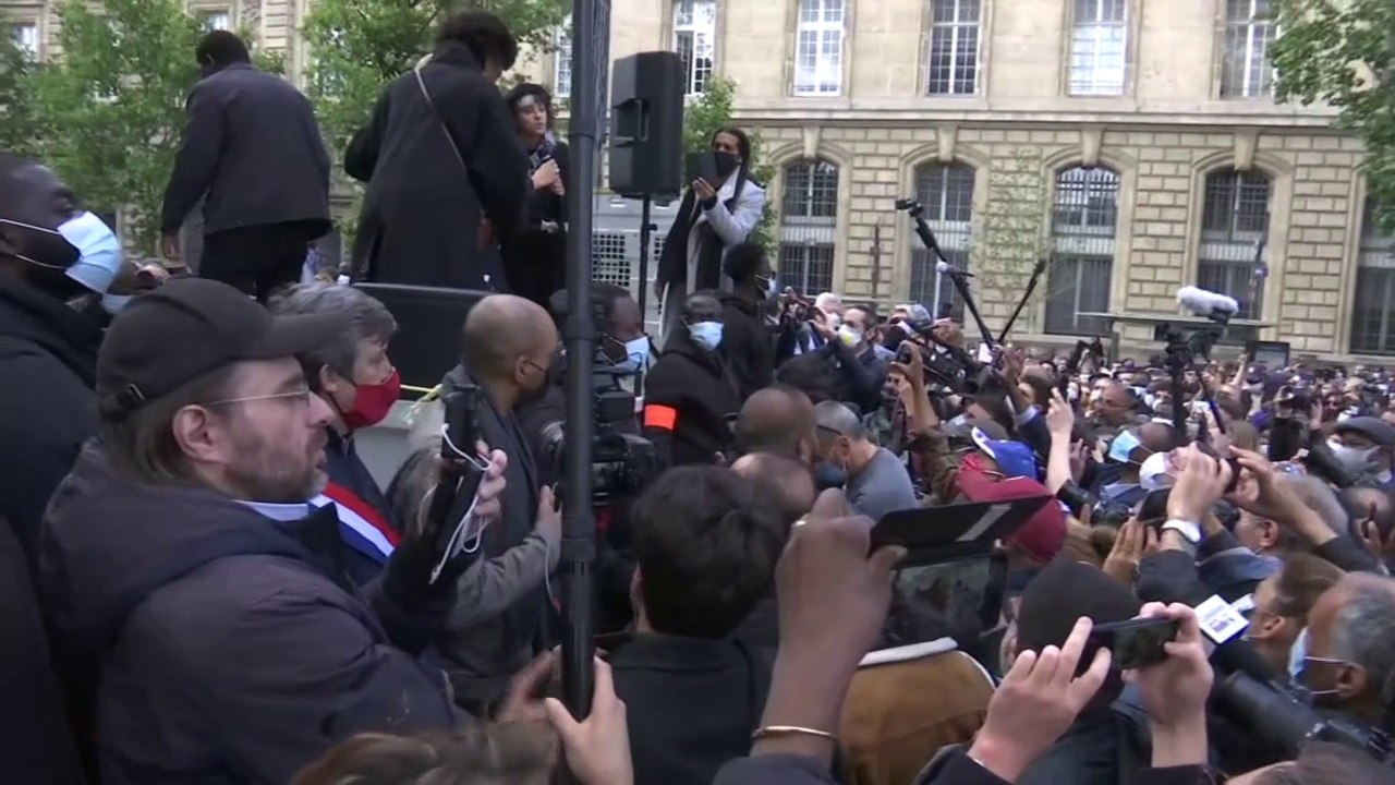Rassemblement pour George Floyd à Paris: Camelia Jordana, Pomme, Jeanne Added chantent "We Shall Overcome"