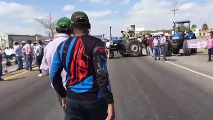 Maiceros bloquean la México 15 a la altura de la caseta de San Miguel