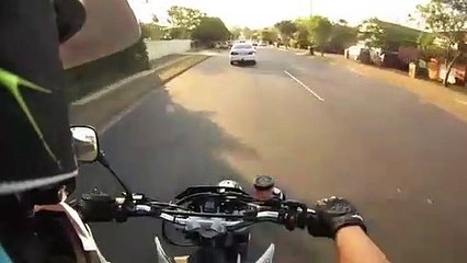 Ce motard va avoir une chance folle dans son malheur