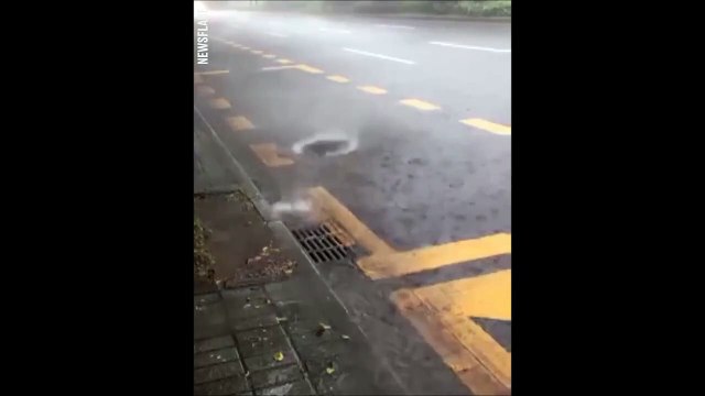 Cette plaque d'égout devient folle sous l'orage