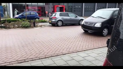 Ce garagiste a une méthode efficace pour charger une voiture sur un camion