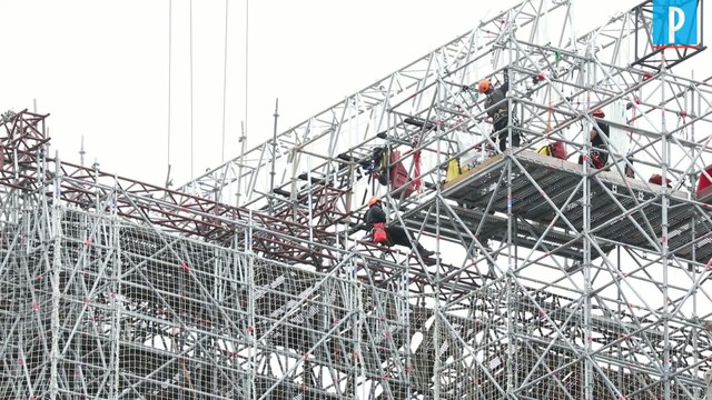 Notre-Dame de Paris : les « écureuils » s’attaquent à l’échafaudage