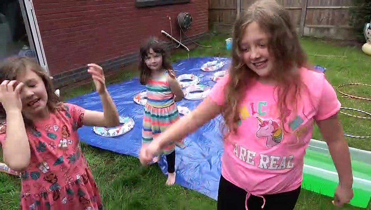 Sophia, Isabella  e Alice Brincando no Quintal com Brinquedos da Moana Disney