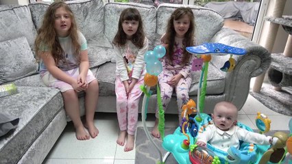 Sophia, Isabella  e Alice dando Papinha para o Bebê