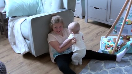 Sophia, Isabella e Alice Brincando com o Bebê