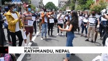 شاهد: شرطة نيبال  تستخدم خراطيم المياه لتفريق احتجاج على تدابير كورونا