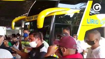 Polícia chega e ex-funcionários da Itapemirim conversam sobre manifestação