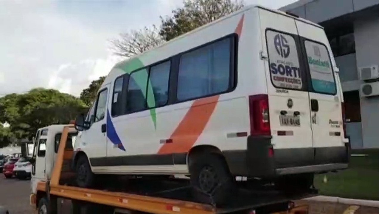 Van furtada na Rua JK é recuperada pela PRF às margens da BR-277, no Santos Dumont