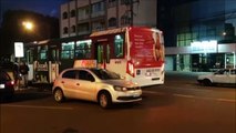 Carro e ônibus do transporte público colidem na Avenida Brasil