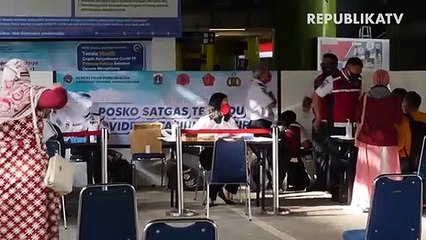 Antrean registrasi tiket kereta di Stasiun Gambir, Jakarta Pusat