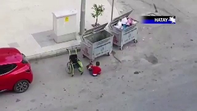 Yoksulluğun görüntüleri; Hatay'da engelli bir çocuk tekerlekli sandalyesiyle çöp konteynerlerinden plastik atık topluyor