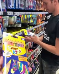 Un magicien explique quelques tours