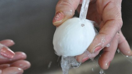 Chicken Eggs घर पर नहीं धोना चाहिए, जानें क्या है वजह | Boldsky