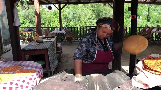 Çamurdan gelen lezzet...Tandır ekmeği Hataylı kadınların geçim kaynağı oldu