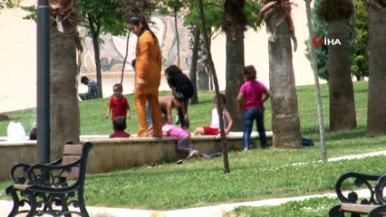 Kısıtlama kalkınca çocuklar süs havuzlarına koştu