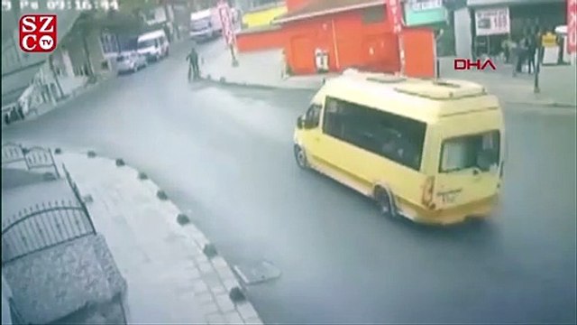 Ücret vermek isteyen kadın kapısı açık minibüsten böyle düştü