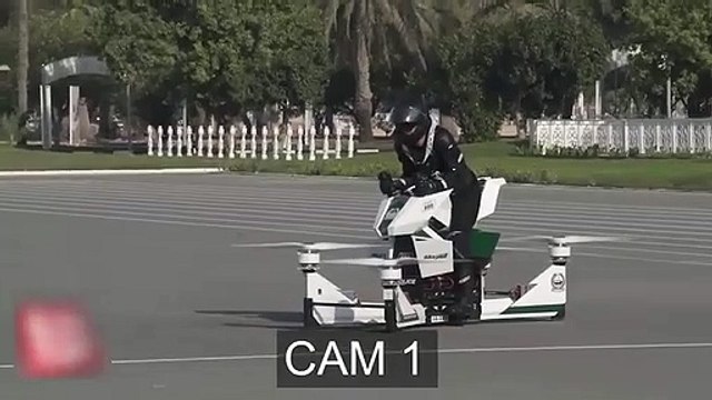 Dubai'de polislerin kullandığı hava aracı yere çakıldı