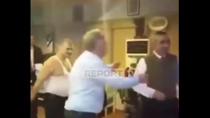 Report TV - Me kanatjerë e 'tapë' nga alkooli, kreu i KLSH Bujar Leskaj mundje kokë më kokë në lokal