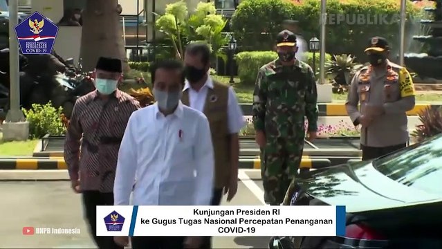 Personil TNI berjaga di Stasiun MRT Bundaraan HI, Jakarta.