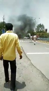 उज्जैन में चलती वैन में लगी आग, 3 प्रोफेसरों ने कूदकर बचाई अपनी जान