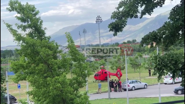 Report TV -Aksidenti në Korçë/ Shoferi i postës dërgohet me helikopter drejt Traumës