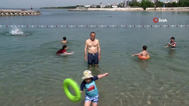 Kısıtlamaların kalkmasıyla birlikte Caddebostan Sahili'nde denize girdiler