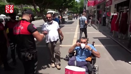 Polisi gören maskesini taktı