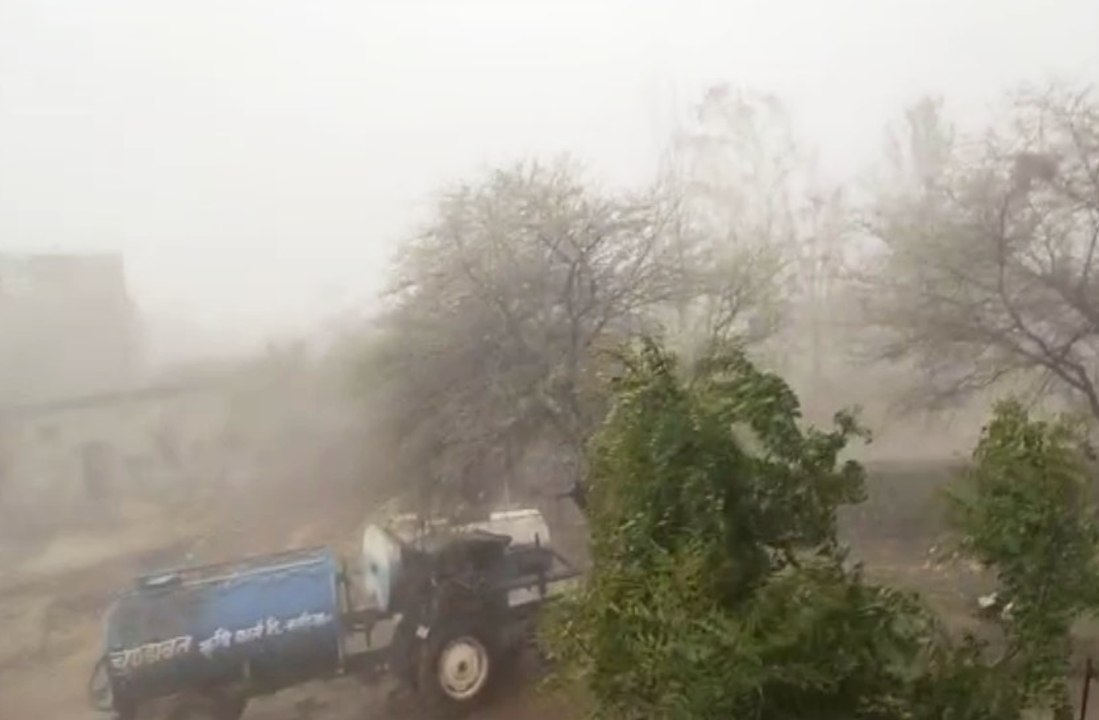 प्रतापगढ़ जिले में तेज हवा के साथ बरसात, पेड़ गिर गए और बिजली गुल